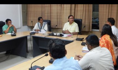 विधिमान्य मतदाता सूची तैयार करने पर फोकस, मतदान केन्द्रों पर सुविधाओं की भी ली जानकारी