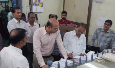 कलेक्टर ने किया तहसील कार्यालय का  निरीक्षण   राजस्व प्रकरण के जल्द निराकरण के दिए निर्देश