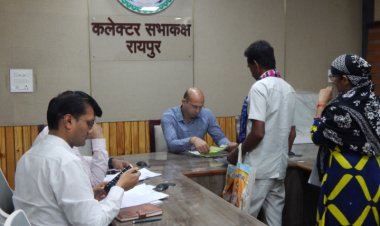 कलेक्टर डॉ भुरे ने जनचौपाल में सुनी आम नागरिकों की समस्याएं   जनचौपाल में प्राप्त हुए लगभग 50 आवेदन