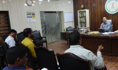 कलेक्टर ने कृषि सहित विभिन्न विभागों की समीक्षा बैठक ली