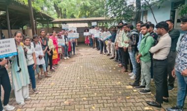 रोजगार सह कौशल मेले में आए युवकों को दिलाई गई शत् प्रतिशत मतदान की शपथ।