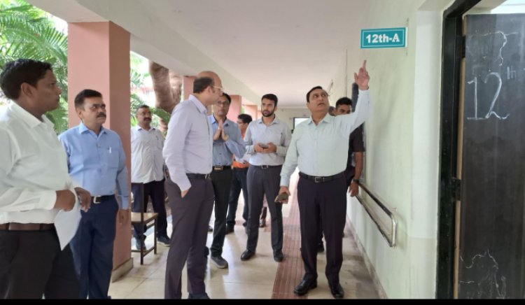 डाॅ. अलंग ने कलेक्टर संग किया रायपुर शहर के मतदान केंद्रों का निरीक्षण