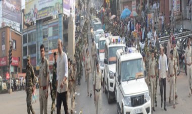 सुरक्षा बलों द्वारा किया गया फ्लैग मार्च   रायपुर /विधानसभा निर्वाचन-2023 के अंतर्गत जिले में 17 नवम्बर को मतदान होना है।