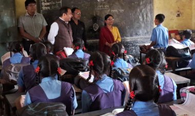 कलेक्टर ने धरसींवा विकासखंड के स्कूल, आंगनबाड़ी, स्वास्थ्य केन्द्र, धान उपार्जन केन्द्र और शासकीय उचित मूल्य दुकान का किया औचक निरीक्षण