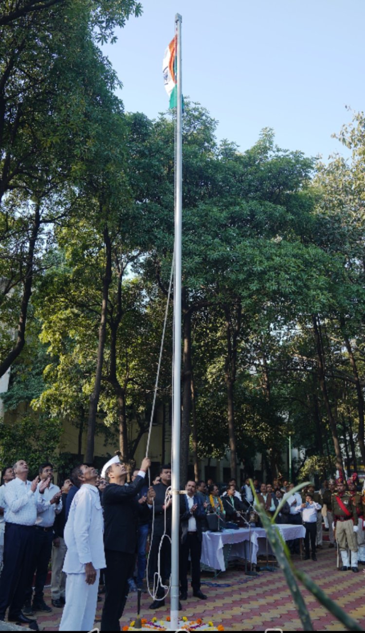 कलेक्टर डॉ गौरव सिंह ने कलेक्टोरेट में किया ध्वजारोहण