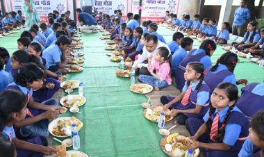 न्योता भोज का शुभारंभ रायपुर से, कलेक्टर ने अपने हाथों से बच्चों को भोजन परोस मनाया अपना जन्मदिन