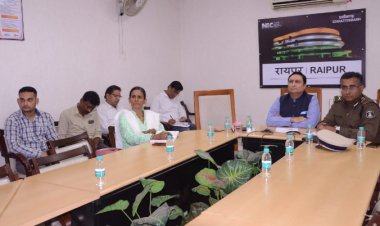 कानून व्यवस्था, आपराधिक गतिविधियों पर रोक और एन्टी नक्सल अभियानों पर हुई चर्चा   रायपुर संभागायुक्त डॉ अलंग और आईजी श्री मिश्रा हुए शामिल