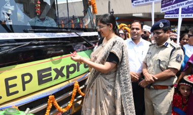 मुख्य निर्वाचन पदाधिकारी श्रीमती कंगाले ने स्वीप एक्सप्रेस का किया शुभारंभ  रायपुर जिला प्रशासन द्वारा मतदाता जागरूकता के लिए की गई शुरूआत