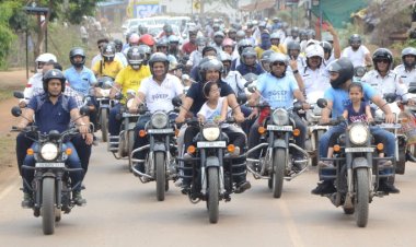जाबो संगी मतदान करे बर’’ गीत की धुन के साथ आज सुबह रायपुर लोकसभा के मतदाताओं को जागरूक करने के लिए स्वीप बाइक रैली