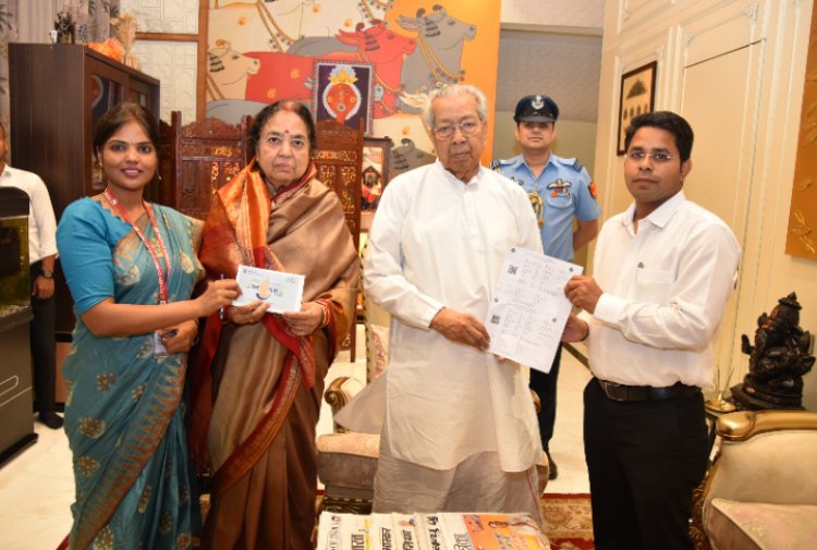 राज्यपाल श्री विश्वभूषण हरिचंदन ,प्रथम महिला श्रीमती सुप्रभा हरिचंदन को मतदाता पर्ची का वितरण