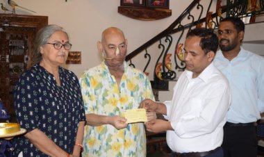 जिला निर्वाचन अधिकारी डॉ. सिंह पहुंचें सेवानिवृत्त अधिकारियों के    दी कलेक्टर की पाती, किया मतदान का आग्रह