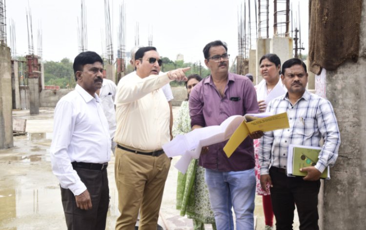 कमिश्नर ने किया नये बन रहे संभागायुक्त कार्यालय का निरीक्षण