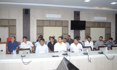 कलेक्टर डाॅ. गौरव सिंह ने की जल जीवन मिशन के कार्याें की समीक्षा  अधूरे कार्याें को जल्द पूर्ण करने के दिए निर्देश