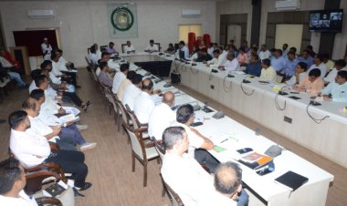 सभी नगरीय निकाय पानी के टंकी एवं नालों की सफाई सुनिश्चित करें: कलेक्टर डॉ गौरव सिंह