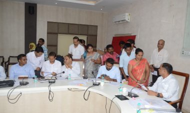 कलेक्टर डाॅ. गौरव सिंह ने जनदर्शन में नागरिकों की सुनी समस्याएं