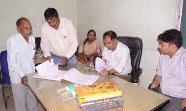 कलेक्टर डाॅ. गौरव सिंह पहुंचे पटवारी और पंचायत कार्यालय   फौत पंजी अपडेट नहीं होने पर जताई नाराजगी