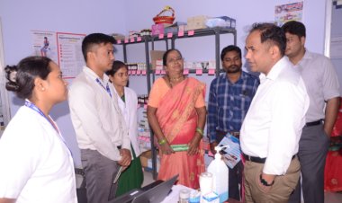 जब अस्पताल में कलेक्टर डाॅ. गौरव से नन्हे गौरव की हुई मुलाकात   कलेक्टर ने पूछा- इलाज और दवा मिल रहा, मरीज बोले-हां मिल रहा है