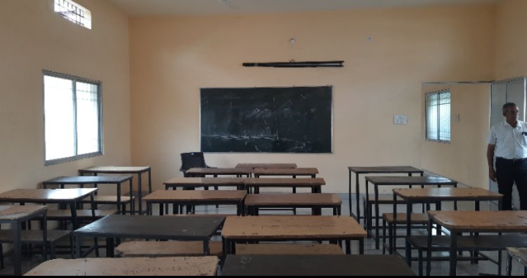 जीर्णोधार के बाद स्कूल को मिला लाईब्रेरी-इंडोर गेम के लिए हॉल   पहले थे सिर्फ तीन कक्ष अब हो गए दस, अलग-अलग सेक्शनों में बैठकर हो रही पढ़ाई