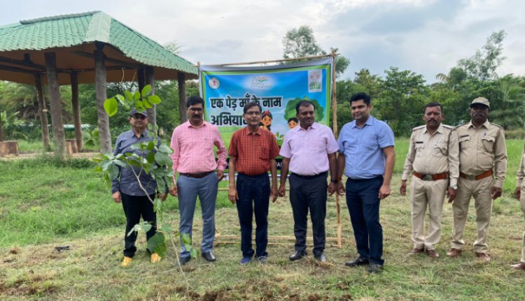 जंगल सफारी नया रायपुर में पीसीसीफ वन्यप्राणी ने  एक पेड़ माँ के नाम अभियान  अंतर्गत  किया पौधारोपण