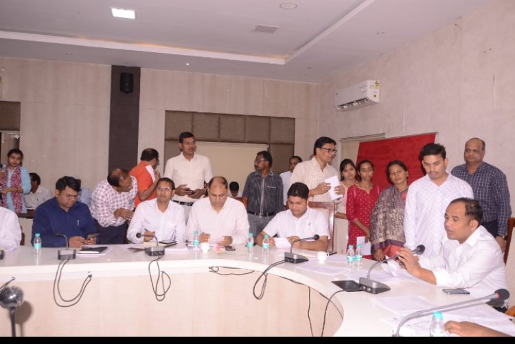 जनदर्शन में कलेक्टर डॉ गौरव सिंह ने हितग्राही को तुरंत दिलाई सहायता राशि   जनदर्शन में 63 आवेदन प्राप्त हुए