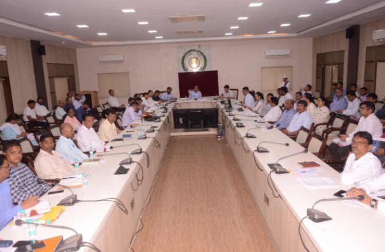 कलेक्टर डाॅ. गौरव सिंह ने ली समय-सीमा की बैठक   प्रकृति के संरक्षण के लिए नमीयुक्त भूमि में कारगर होगा सीड बाॅल, उग आएंगे पौधे