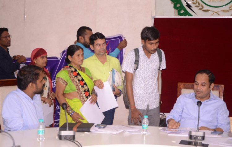 कलेक्टर डॉ. गौरव सिंह ने जनदर्शन में सुनी आम नागरिकों की समस्याएं