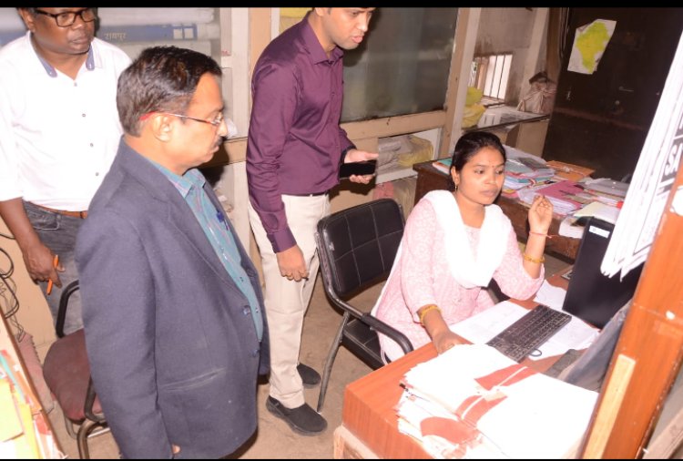 संभागायुक्त श्री कावरे ने किया तीन शासकीय कार्यालयों का औचक निरीक्षण