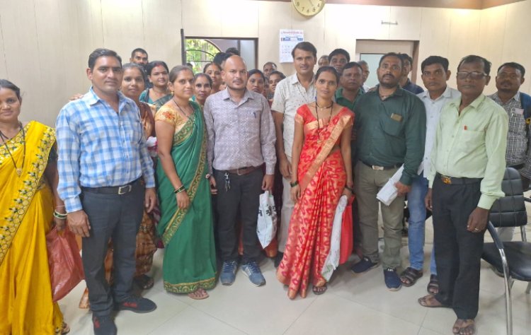 अब आशियाने का सपना होगा साकार   6 साल से रूकी जमीन की रजिस्ट्री महज पखवाड़े से कम समय में हुई   कलेक्टर जनदर्शन से ग्रामीणों के उम्मीदों की आस हुई पूरी