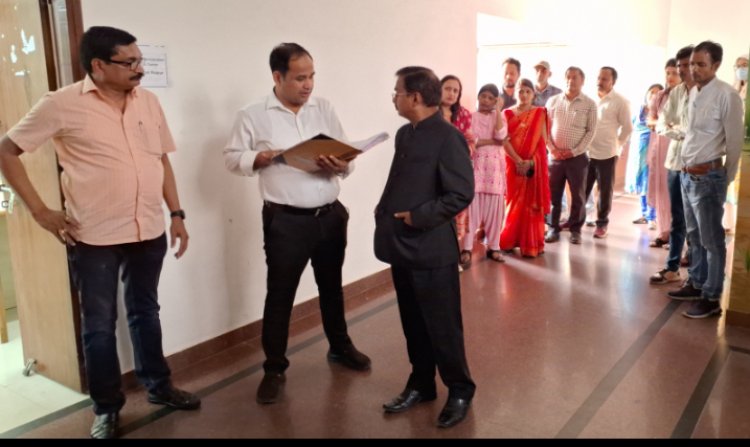 संभागायुक्त श्री कावरे ने किया जिला पंचायत का किया औचक निरीक्षण, अधिकारी-कर्मचारियों को समय में कार्यालय मे उपस्थिति के दिए निर्देश