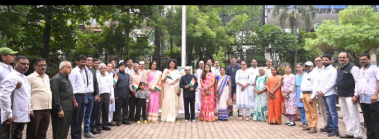 संभागायुक्त श्री कावरे ने किया कमिश्नर कार्यालय में ध्वजारोहण