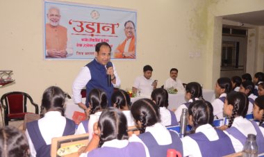 कलेक्टर ने कहा मुझे सबसे अधिक खुशी होगी, जब इस स्कूल की छात्रा उस जगह पहुंचे जिनके साथ सब ग्रुप फोटो खिंचवाये