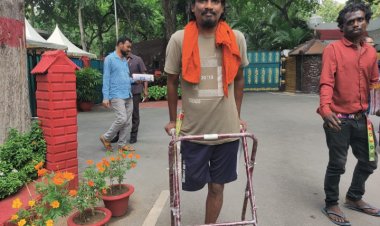 जनदर्शन में मुख्यमंत्री श्री विष्णुदेव साय ने दिव्यांग को दिए वाॅकर