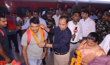 सैन्य शक्ति का प्रदर्शन करने भारतीय सेना के जवानों की दूसरी टोली पहुंची रायपुर   कलेक्टर डाॅ. गौरव सिंह ने रेलवे स्टेशन में किया स्वागत