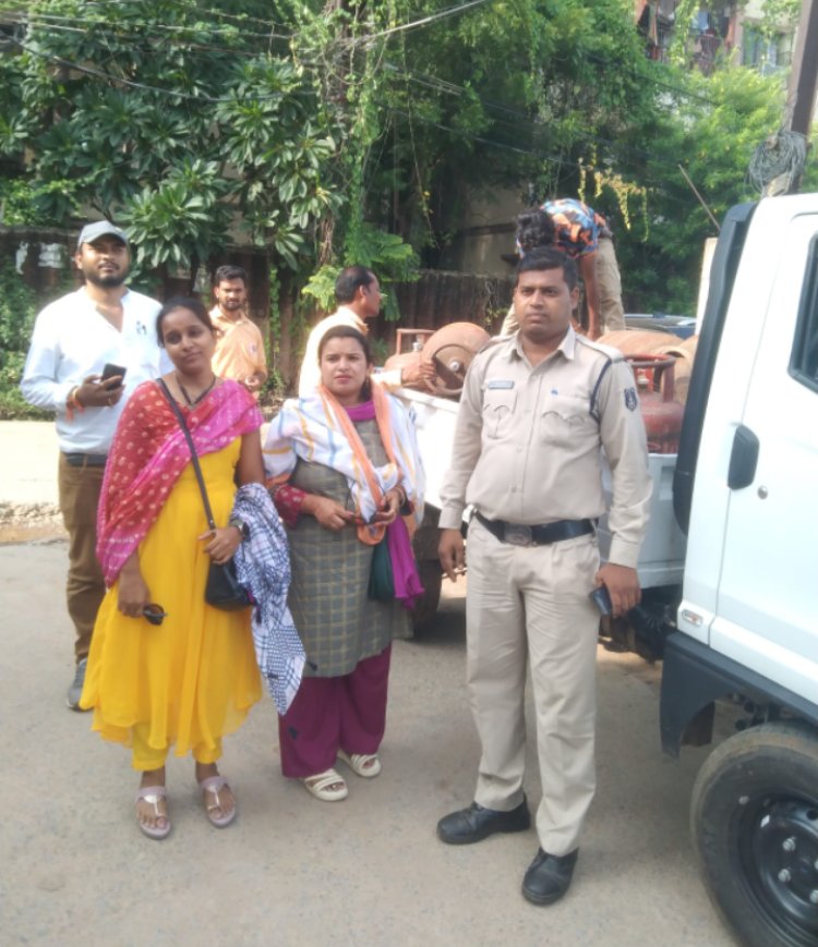 बड़े सिलेंडर से छोटे सिलेंडरों में हो रही थी रिफिलिंग, खाद्य विभाग की टीम ने मारा छापा