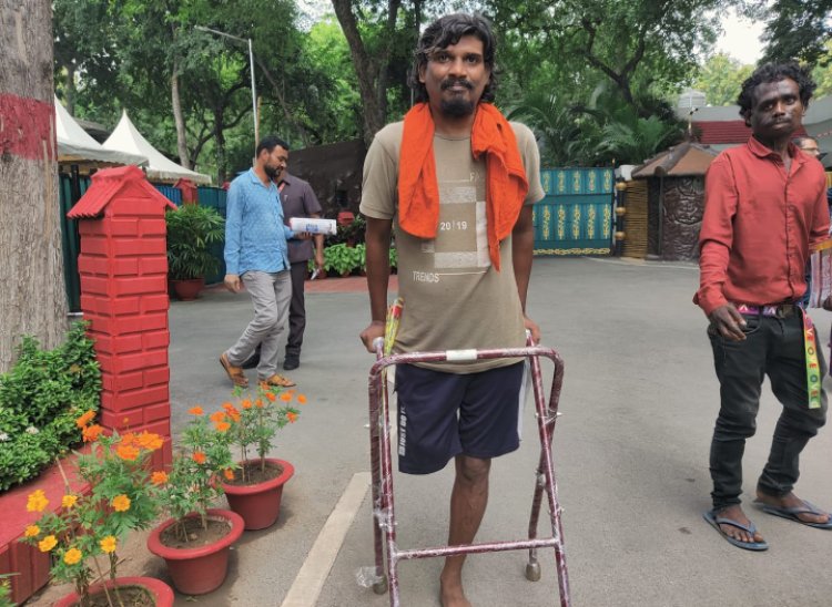 जनदर्शन में मुख्यमंत्री श्री विष्णुदेव साय ने दिव्यांग को दिए वाॅकर