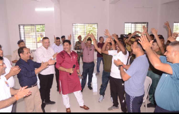 सैनिकों के बीच पहुंचे सुप्रसिद्ध कवि पद्मश्री श्री सुनील जोगी, कलेक्टर के आग्रह पर किया कविता पाठ