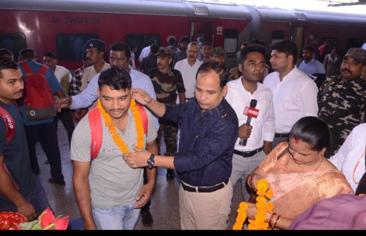 सैन्य शक्ति का प्रदर्शन करने भारतीय सेना के जवानों की दूसरी टोली पहुंची रायपुर   कलेक्टर डाॅ. गौरव सिंह ने रेलवे स्टेशन में किया स्वागत