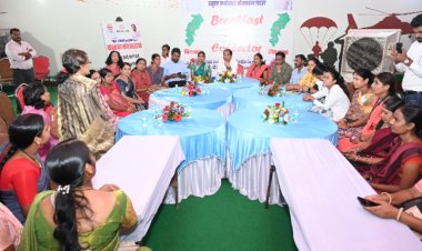 ब्रेकफास्ट विथ कलेक्टर: जमीनी स्तर पर उत्कृष्ट कार्य करने वाले कर्मचारियों के साथ कलेक्टर डाॅ. गौरव सिंह ने ब्रेकफास्ट के साथ की चर्चा