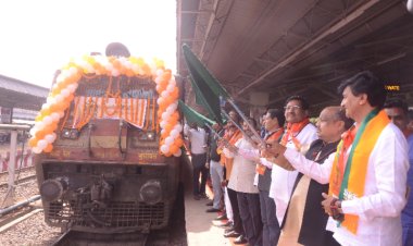 खाद्य मंत्री श्री दयालदास बघेल एवं राजस्व मंत्री श्री टंकराम वर्मा ने दिखाई हरी झंडी