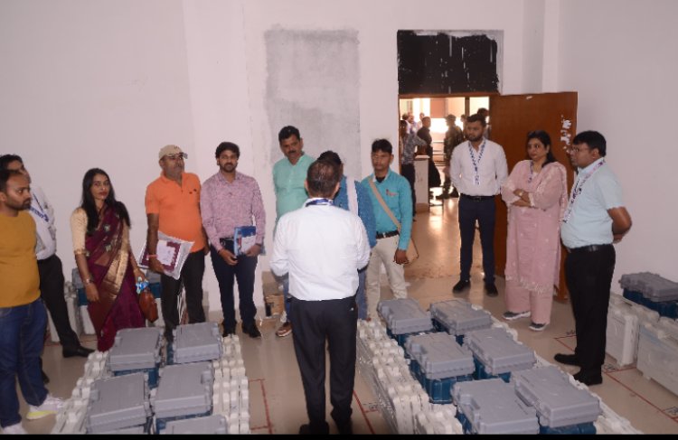 रायपुर दक्षिण विधानसभा उप निर्वाचन 2024   सामान्य प्रेक्षक श्रीमती जी. रेखा रानी ने किया स्ट्रांग रूम का निरीक्षण