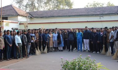 केन्द्रीय जेल रायपुर में राज्य सरकार के 1 वर्ष पूर्ण होने पर स्वच्छता संगोष्ठी एवं जेल परिसर के सफाई अभियान के लिए श्रमदान