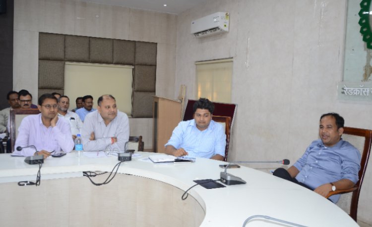 कलेक्टर डॉ. गौरव कुमार सिंह ने जिले के अधिकारियों की बैठक ली   सुशासन तिहार के आवेदनों का गुणवत्तापूर्ण निराकरण करने के दिए निर्देश