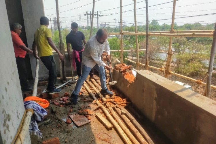 कलेक्टर डॉ. गौरव सिंह के निर्देश पर एक्शन मोड में आई टीम प्रहरी   शहर के अवैध निर्माण तोड़ने और फ्लैक्स-पोस्टर हटाने की हुई कार्रवाई