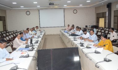 कलेक्टर ने खाद एवं बीज उठाव को लेकर अधिकारियों की ली बैठक