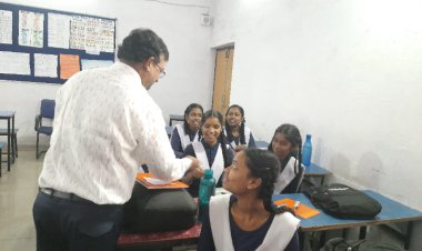 बच्चों के चेहरों पर मुस्कान, कर्मचारियों का जन्मदिन बना यादगार – “प्रोजेक्ट आओ बाँटें खुशियाँ” के तहत शासकीय कर्मचारी बच्चों संग साझा कर रहे हैं खुशियाँ