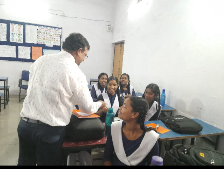 बच्चों के चेहरों पर मुस्कान, कर्मचारियों का जन्मदिन बना यादगार – “प्रोजेक्ट आओ बाँटें खुशियाँ” के तहत शासकीय कर्मचारी बच्चों संग साझा कर रहे हैं खुशियाँ