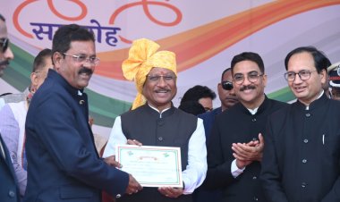 मुख्यमंत्री श्री विष्णुदेव साय ने उत्कृष्ट कार्य करने वाले 13 अधिकारी-कर्मचारियों का किया सम्मान