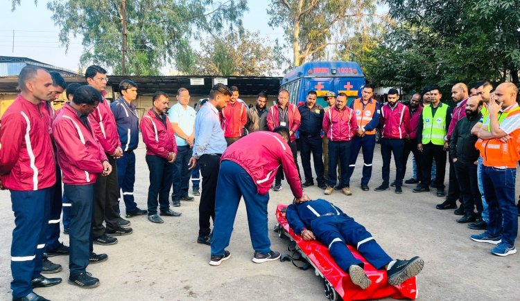 यात्रियों, वाहन चालकों एवं फील्ड स्टॉफ को आपात परिस्थितियों से निपटने दिया गया व्यावहारिक प्रशिक्षण