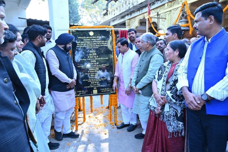 केन्द्रीय राज्य मंत्री श्री तोखन साहू ने किया सोलर हाईमास्ट संयंत्र का लोकार्पण