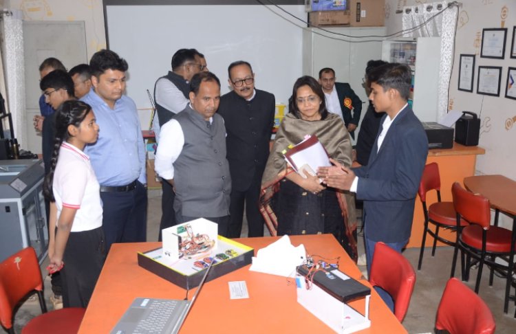 रोबोटिक्स, फिजिक्स, बायोलॉजी, कंप्यूटर एवं केमिस्ट्री लैब, शुद्ध पेयजल, लाइब्रेरी सहित अन्य सुविधाओं का लिया जायजा